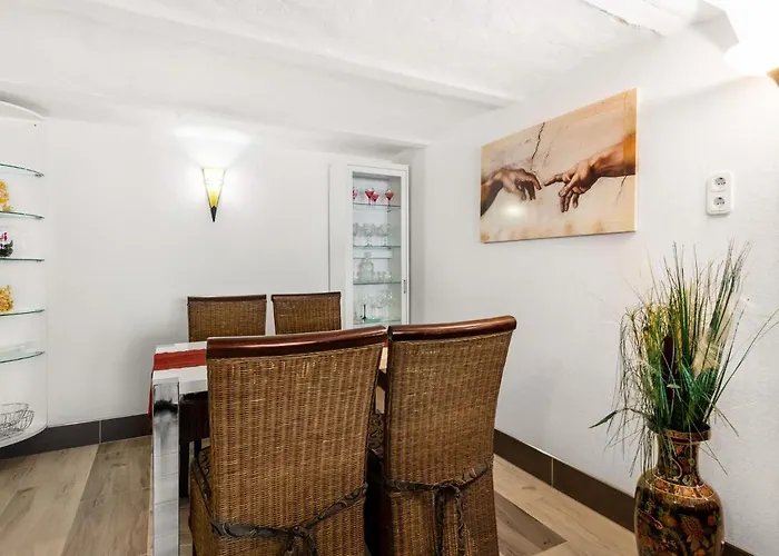 شقة Elegant Apartment, *
