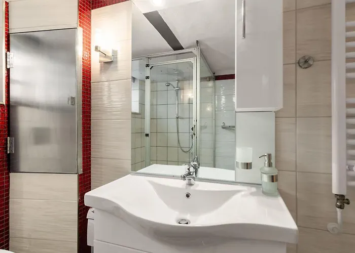 شقة Elegant Apartment, *